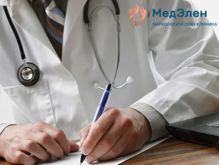Врач пишет за столом